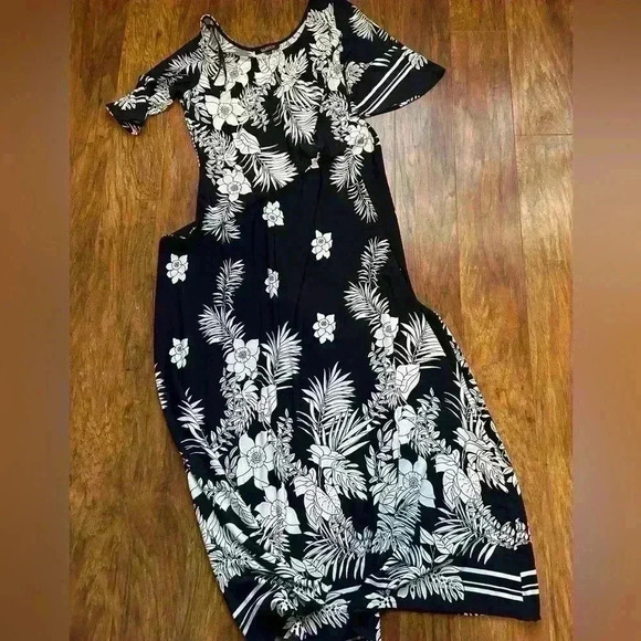 Glamour Dresses & Skirts - Glamour Navy and White Floral Print Maxi Dress With Bell Sleeves